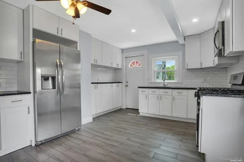 $769,000 | 14 Maple Street, Glenwood Landing, NY 11547