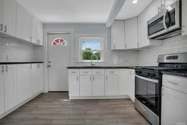 $769,000 | 14 Maple Street, Glenwood Landing, NY 11547