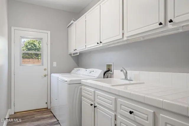 an outdoor view of house