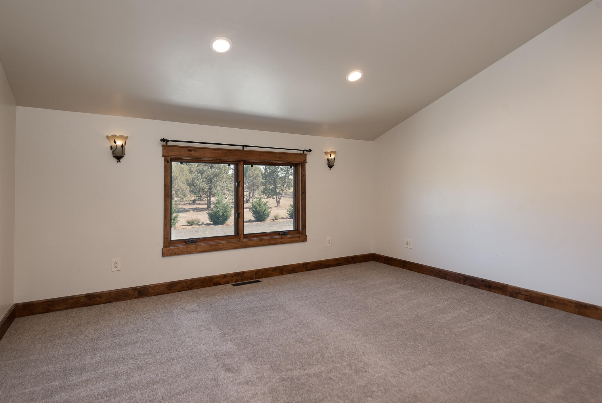 65025 Hunnell Road Bend, OR 97703 - Photo 17 of 50 17Primary bedroom