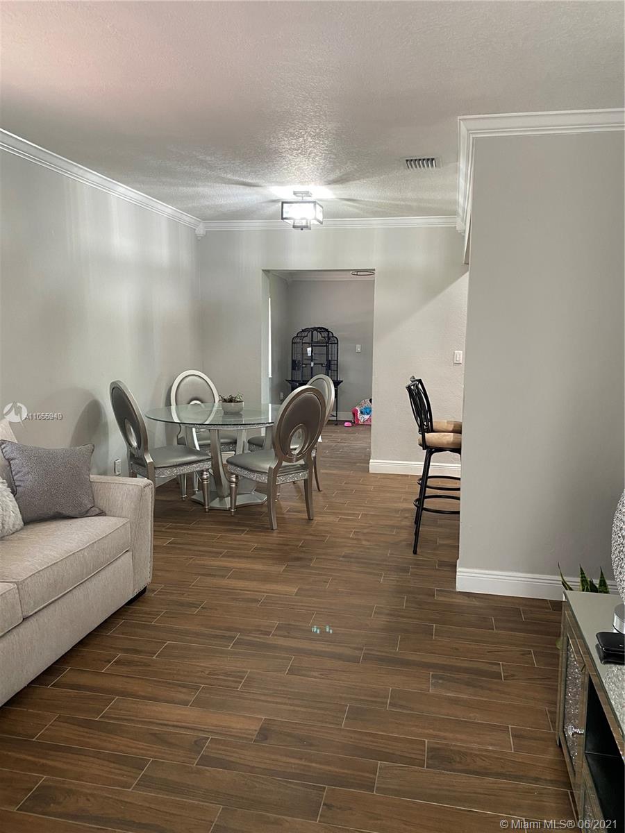 7565 Southwest 28th Street Road Miami, FL 33155 - Photo 4 of 31 a living room with furniture