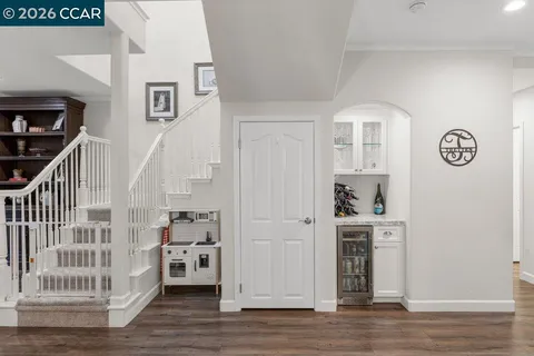 a view of livingroom with furniture and entryway