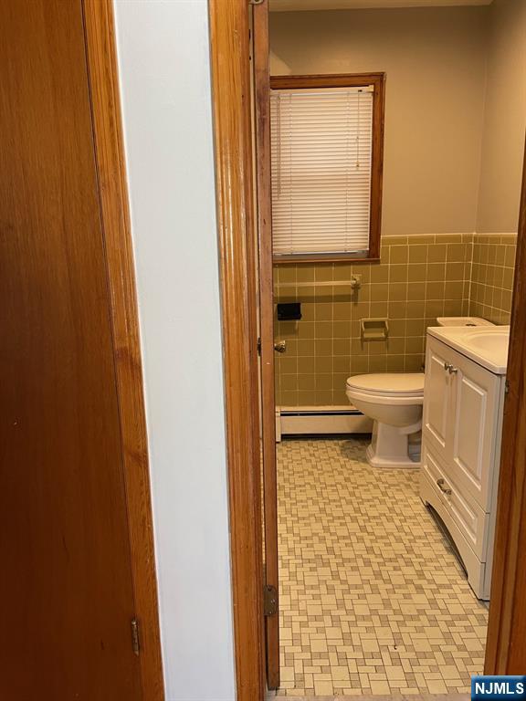 3 Ann Street, Unit 1F Harrison, NJ 07029 - Photo 8 of 15 a bathroom with a toilet and a shower