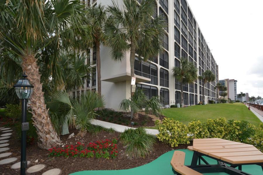 1631 Riverview Road, Unit 306 Deerfield Beach, FL 33441 - Photo 27 of 56 PICNIC GRILLING AREA