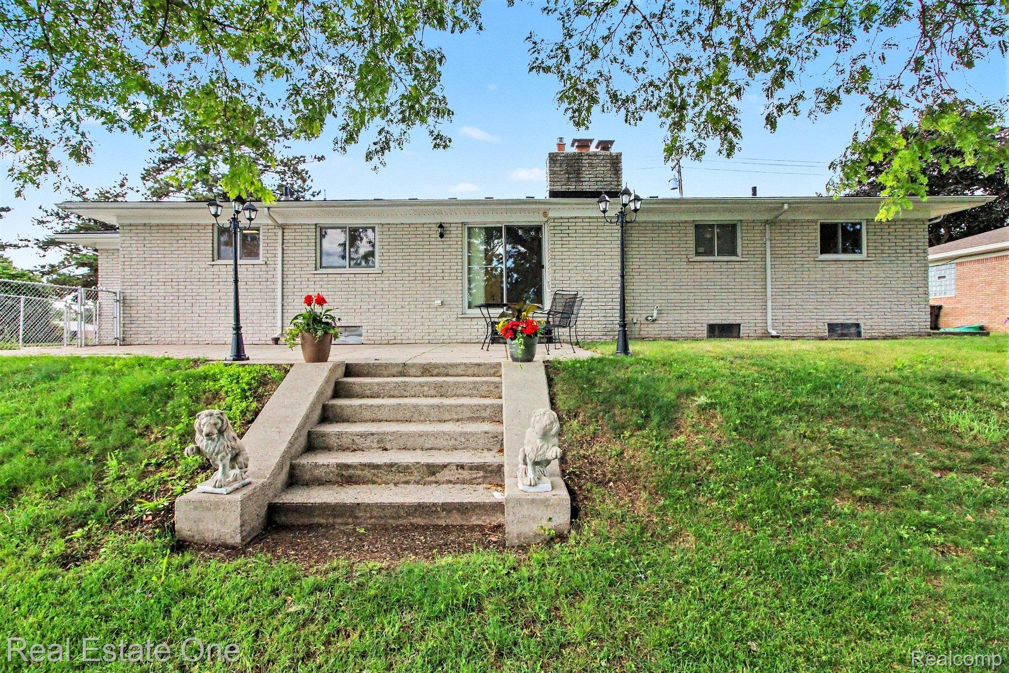 1347 East Square Lake Road Troy, MI 48085 - Photo 16 of 22 015_file_8406.jpg