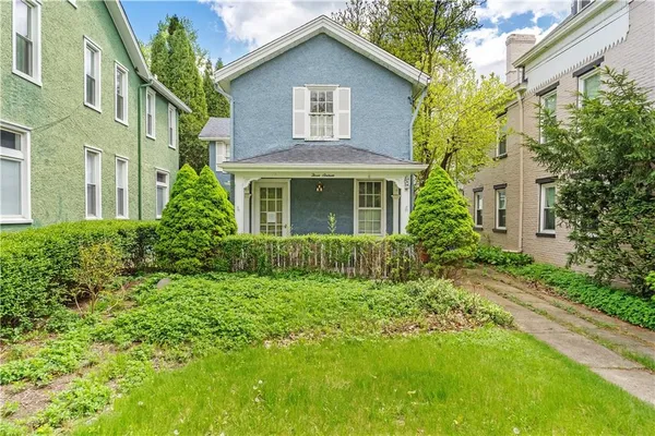 a view of a house with yard and plants