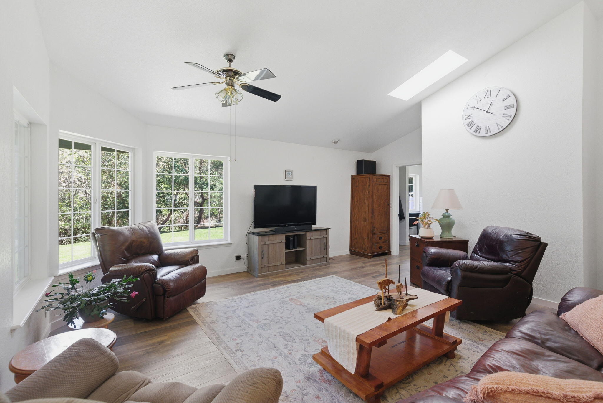 190 Spring Oak Way Merlin, OR 97532 - Photo 12 of 34 Living Room