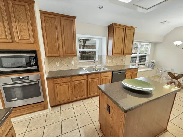 $2,600 | 62 North Abram Circle, The Woodlands, TX 77382