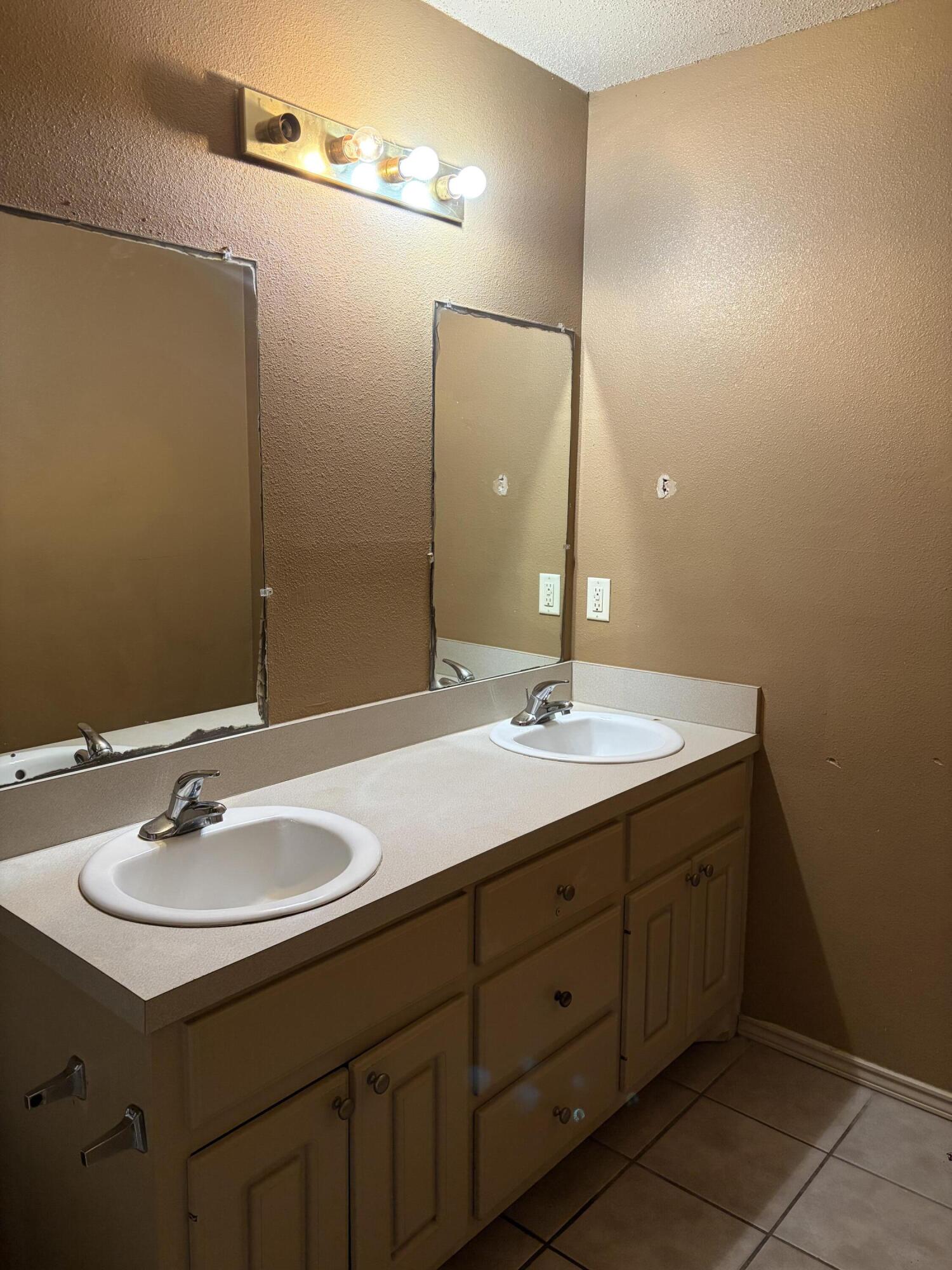 817 Ute Avenue Lubbock, TX 79403 - Photo 10 of 28 IMG_3931
