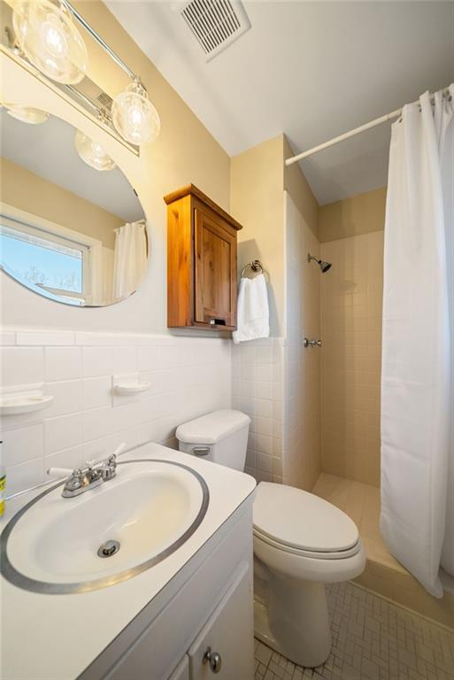 3359 Northbrook Drive Atlanta, GA 30340 - Photo 44 of 61 a bathroom with a sink a mirror and a toilet