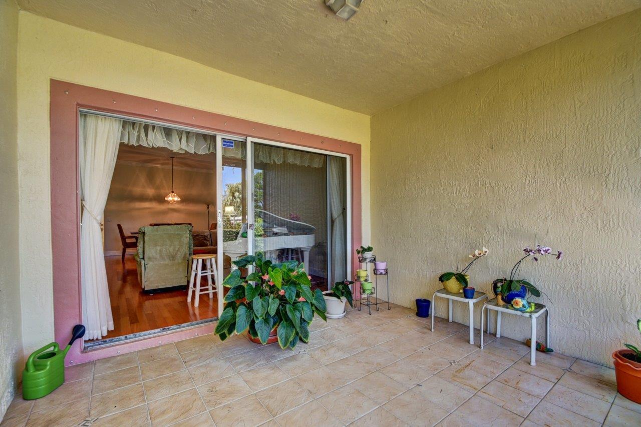8565 Vía Serena Boca Raton, FL 33433 - Photo 25 of 37 Patio
