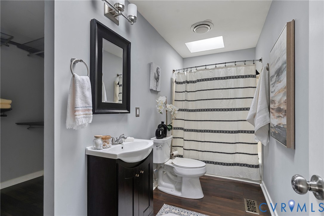 3025 3 Bridges Road Midlothian, VA 23112 - Photo 13 of 22 Bathroom featuring a skylight, vanity, a shower wi