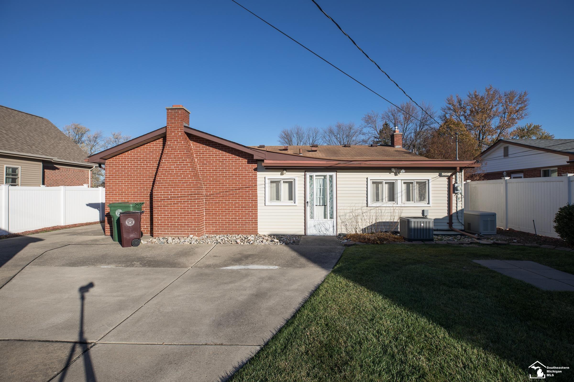 14876 Reeck Road Southgate, MI 48195 - Photo 5 of 23 50160680-9b2940a0-afb6-4545-9091-5215fc1e5366.JPG