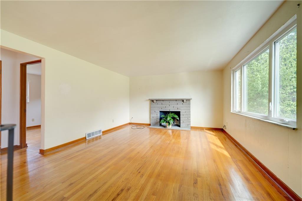 421 Orchard Spring Road Pittsburgh, PA 15220 - Photo 3 of 25 Gallery Image 3