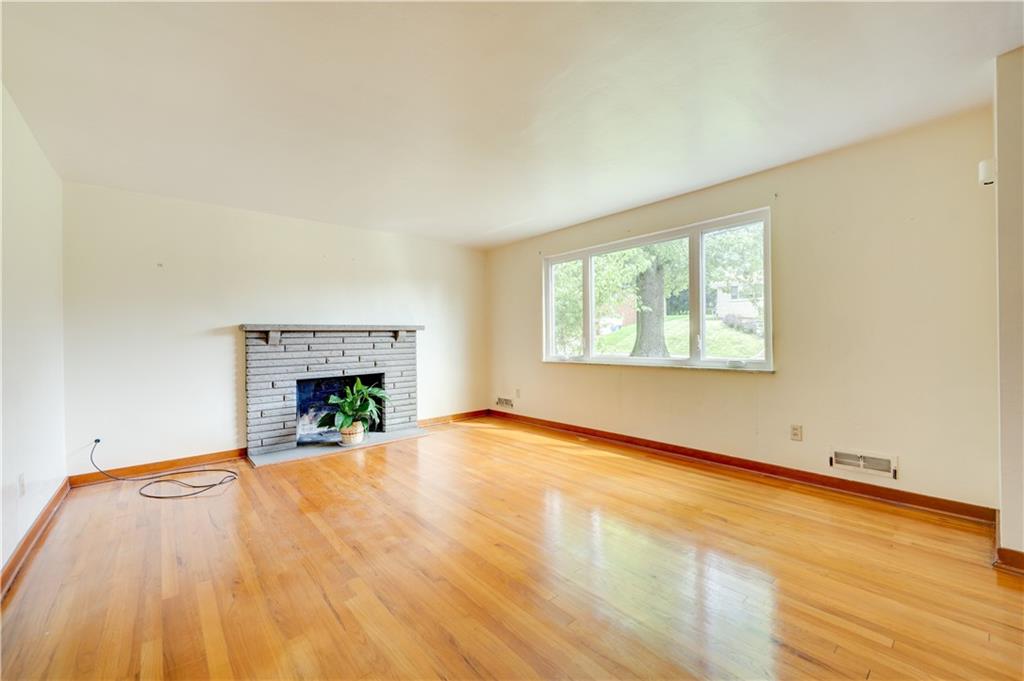 421 Orchard Spring Road Pittsburgh, PA 15220 - Photo 4 of 25 Gallery Image 4