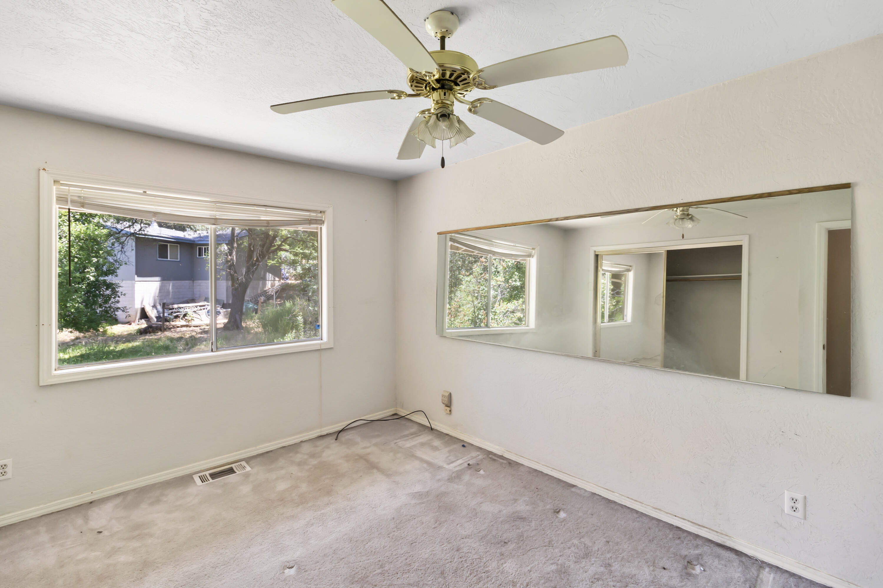 2955 Quartz Hill Road Redding, CA 96003 - Photo 12 of 28 Bedroom 1