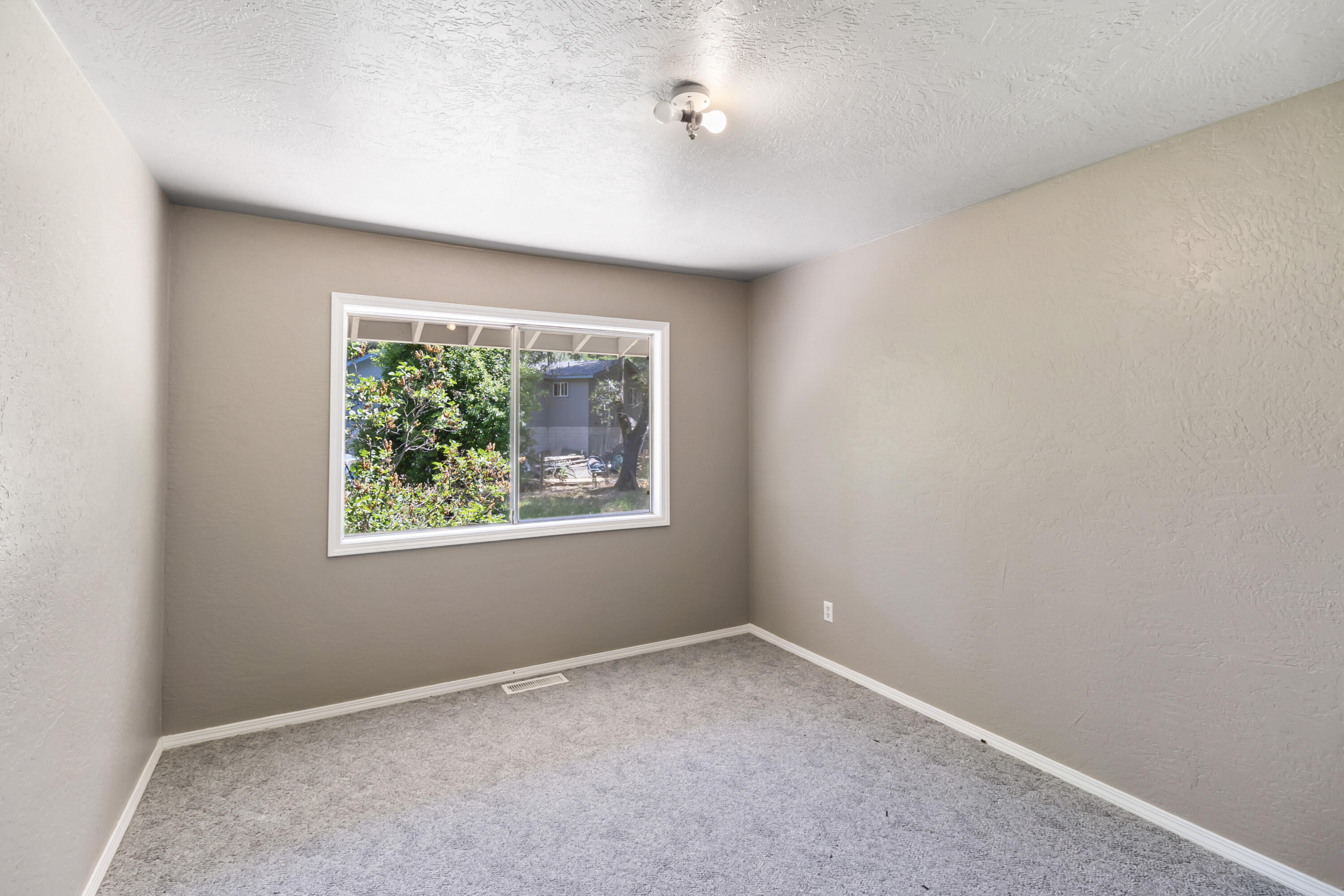 2955 Quartz Hill Road Redding, CA 96003 - Photo 14 of 28 Bedroom 2