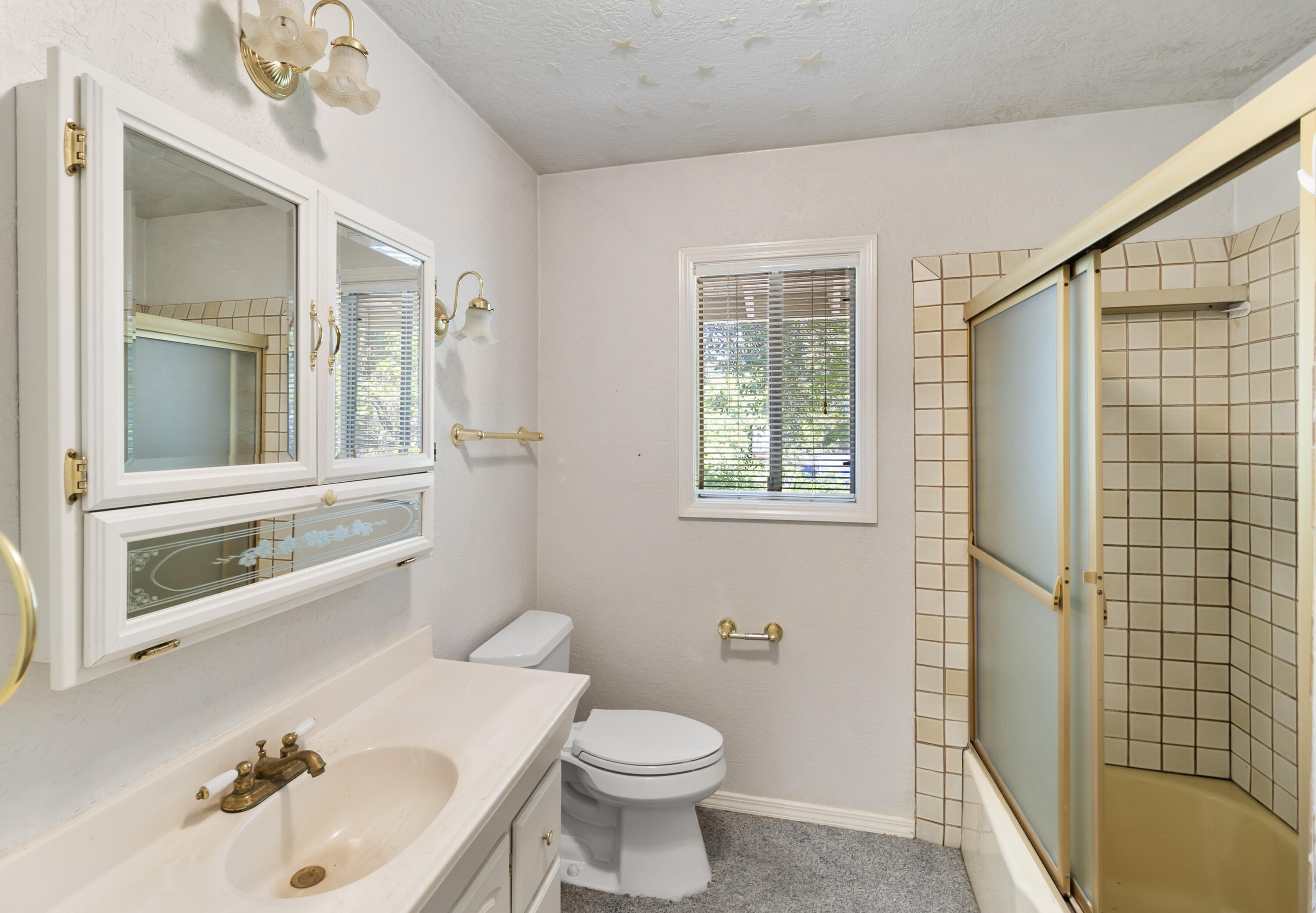 2955 Quartz Hill Road Redding, CA 96003 - Photo 15 of 28 Bathroom 1