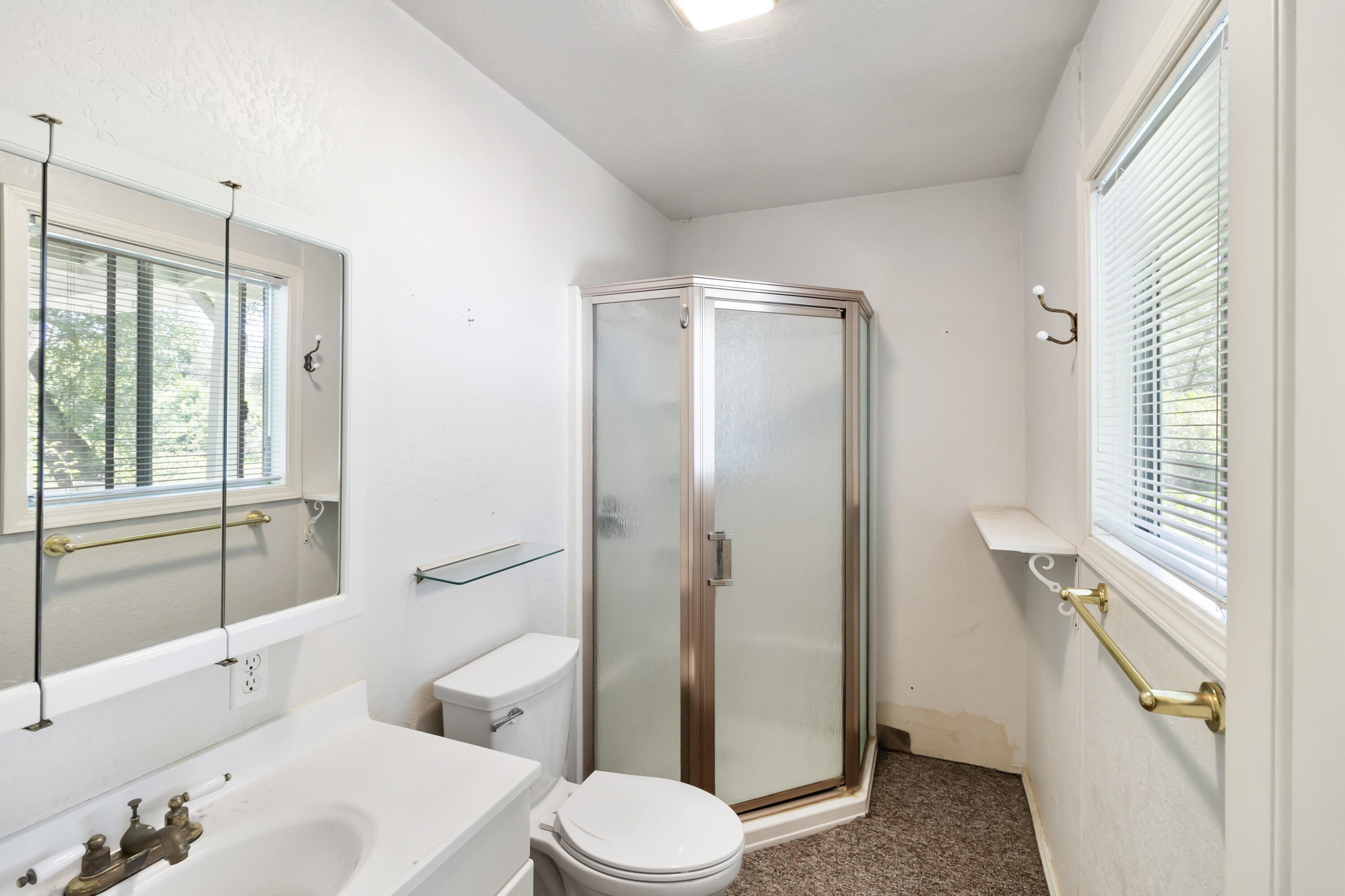 2955 Quartz Hill Road Redding, CA 96003 - Photo 18 of 28 Bathroom 2