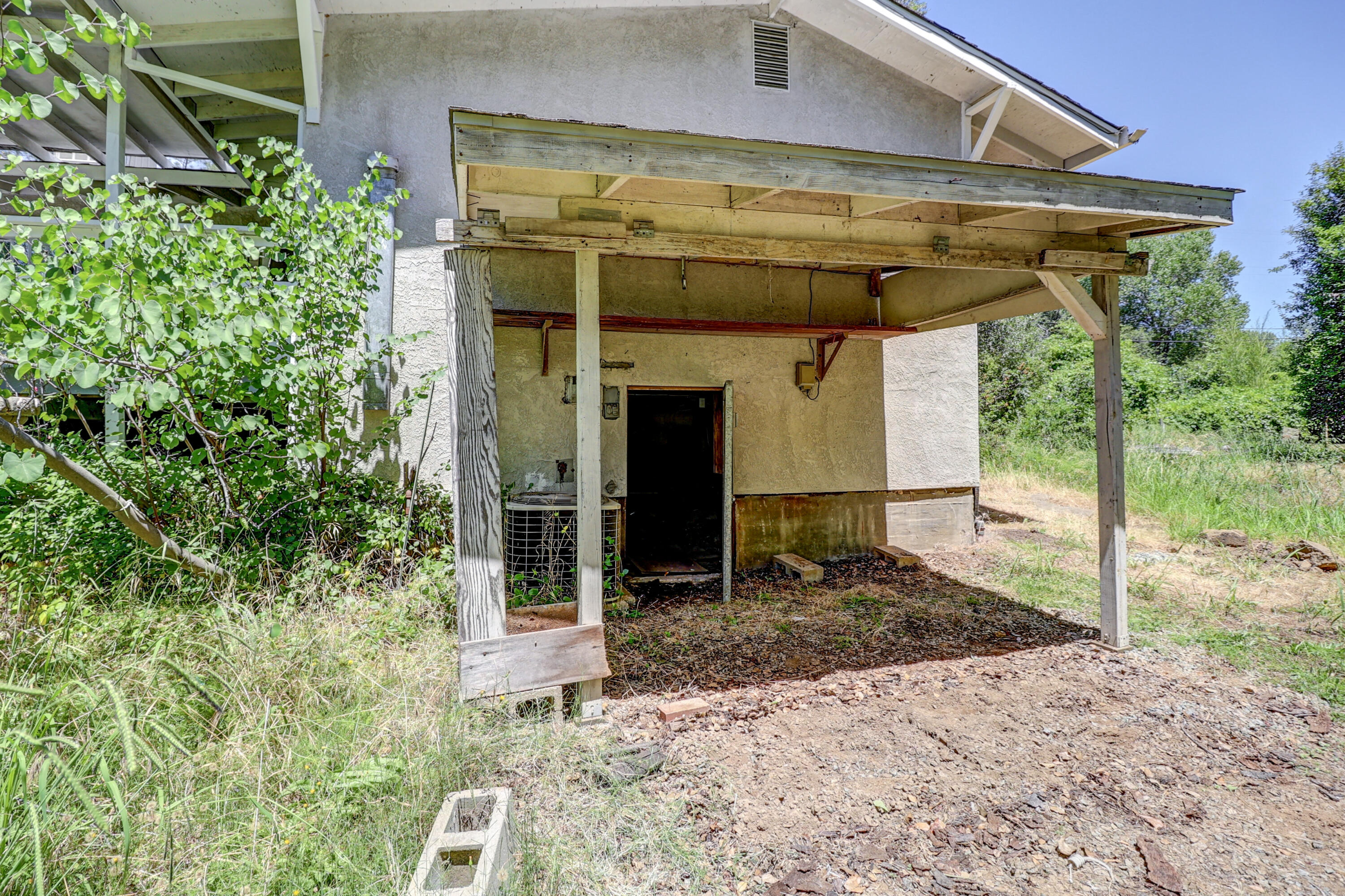 2955 Quartz Hill Road Redding, CA 96003 - Photo 20 of 28 Side Yard