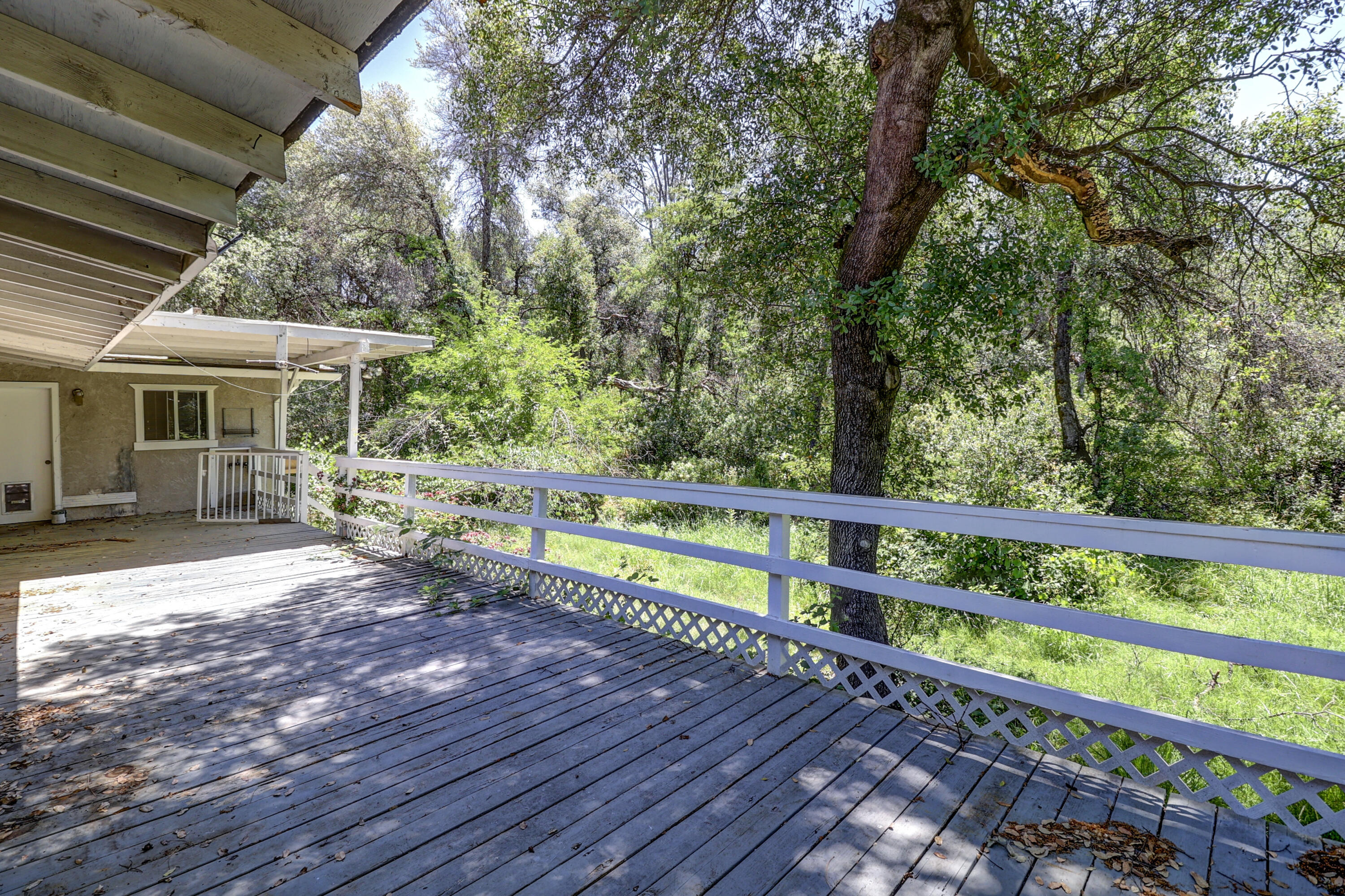 2955 Quartz Hill Road Redding, CA 96003 - Photo 22 of 28 Back Porch