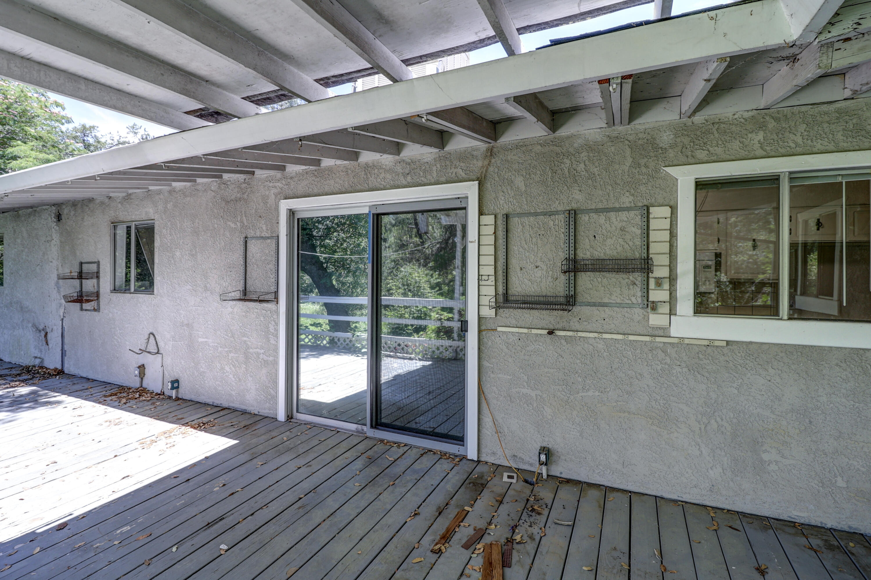 2955 Quartz Hill Road Redding, CA 96003 - Photo 23 of 28 Back Porch