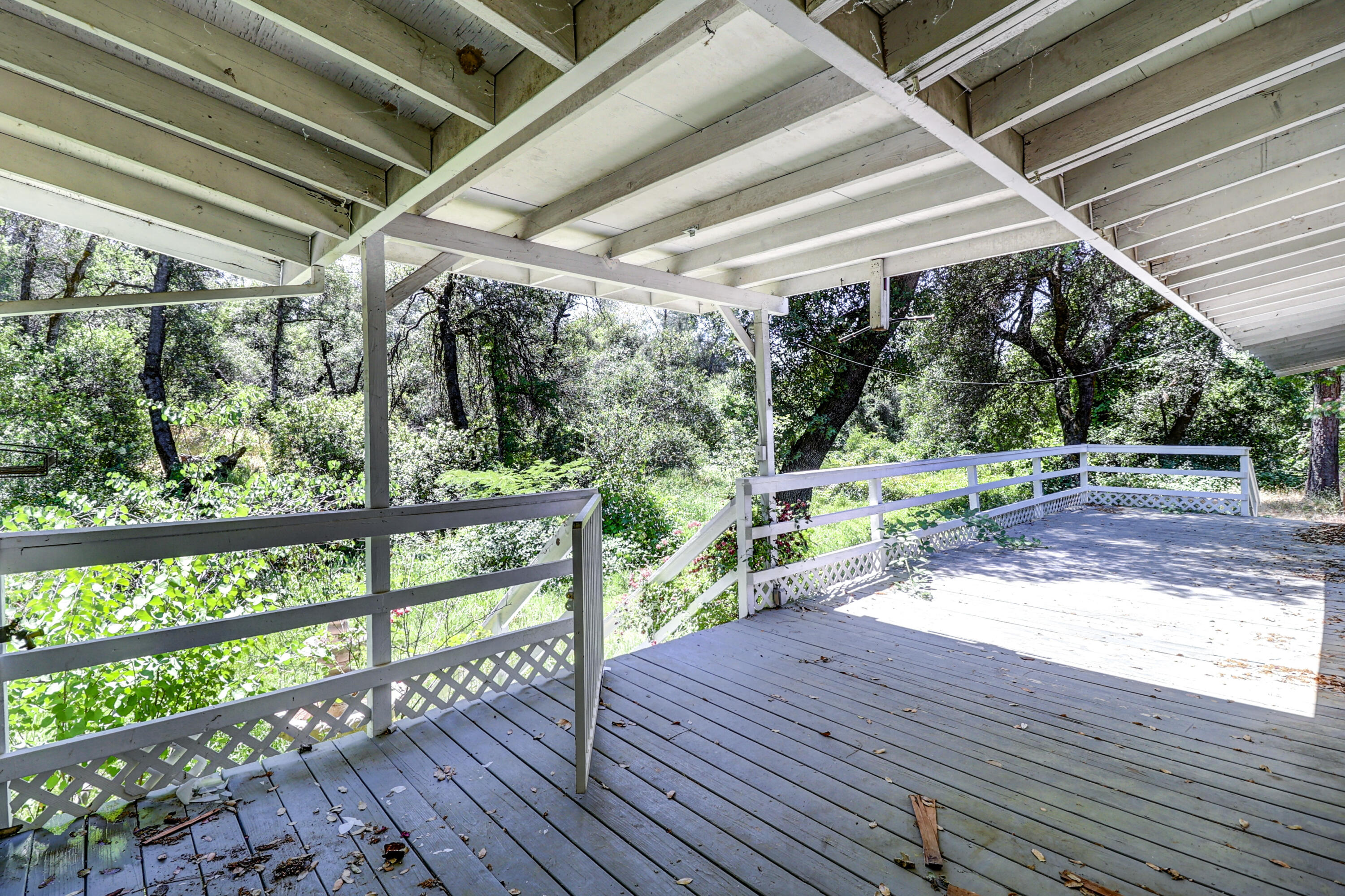 2955 Quartz Hill Road Redding, CA 96003 - Photo 24 of 28 Back Porch