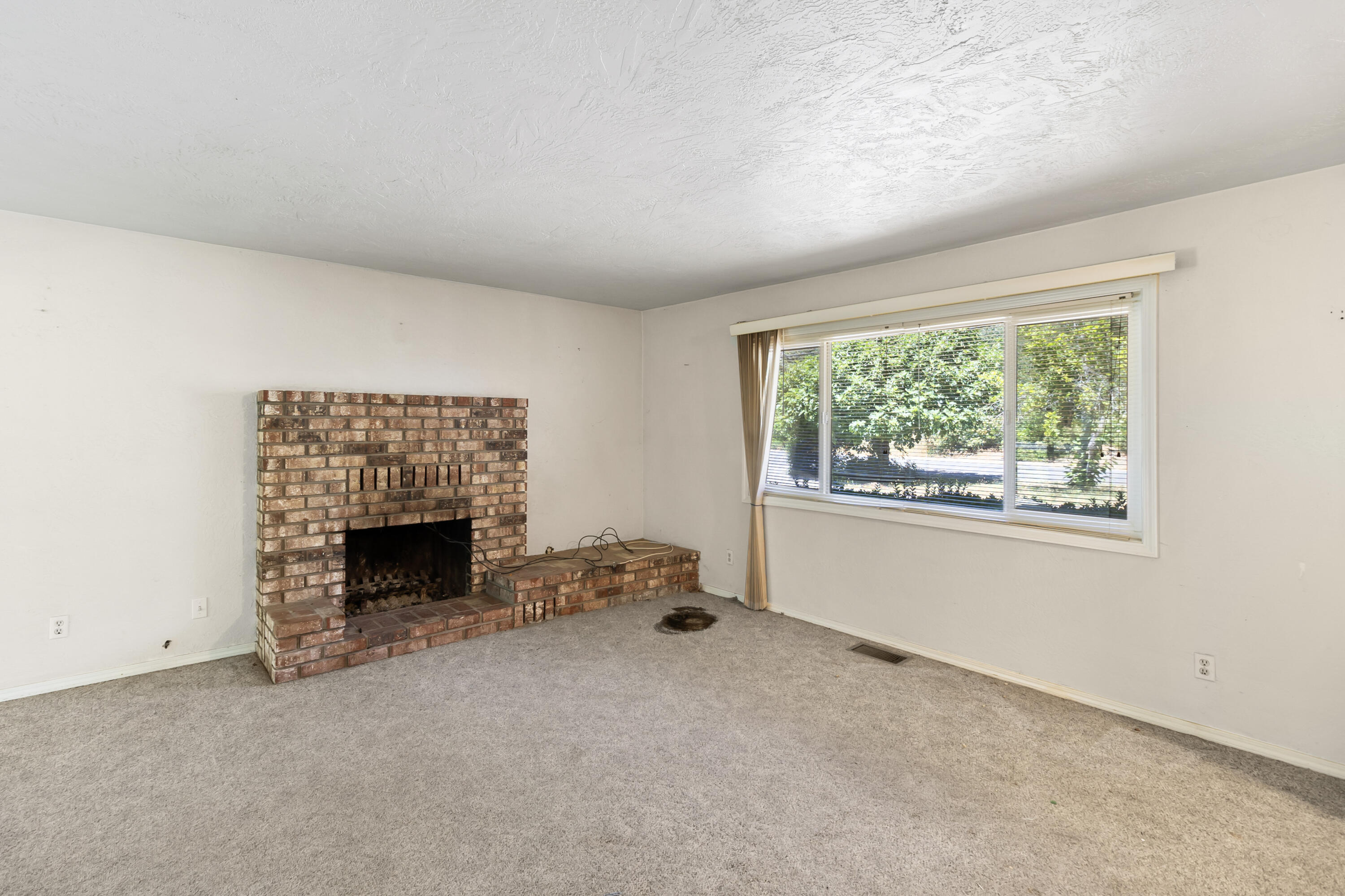 2955 Quartz Hill Road Redding, CA 96003 - Photo 4 of 28 Living Room