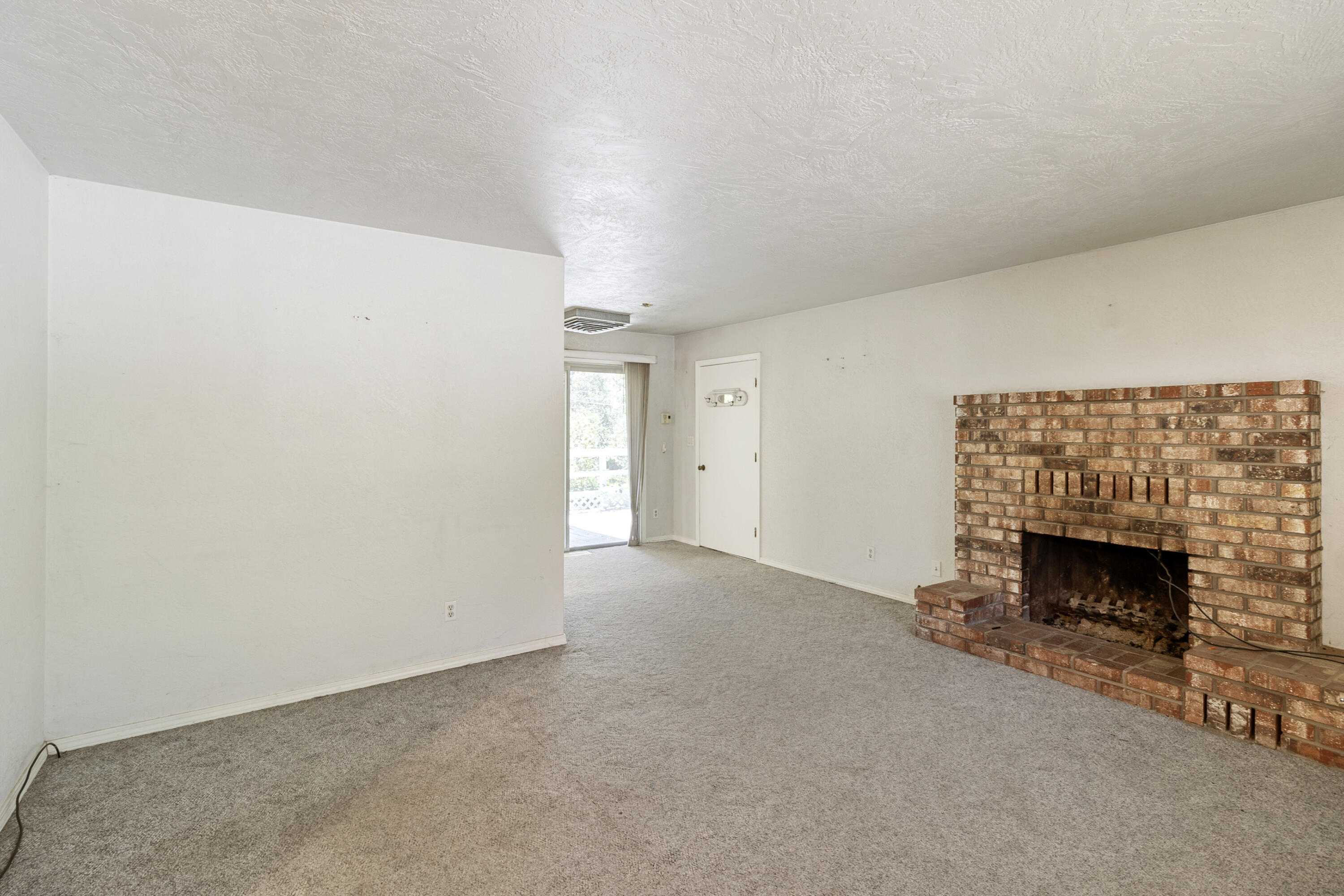 2955 Quartz Hill Road Redding, CA 96003 - Photo 5 of 28 Living Room