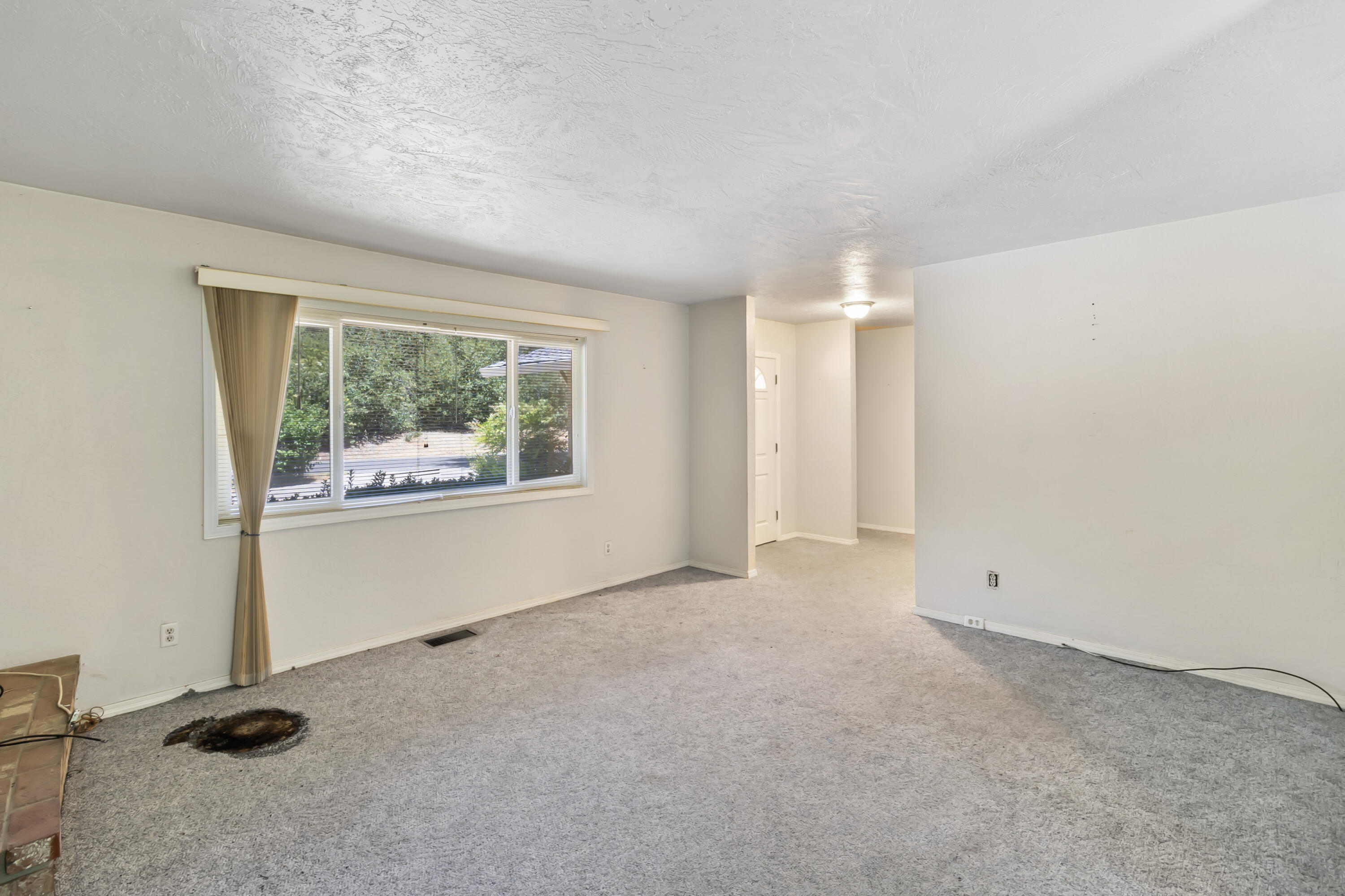 2955 Quartz Hill Road Redding, CA 96003 - Photo 6 of 28 Living Room