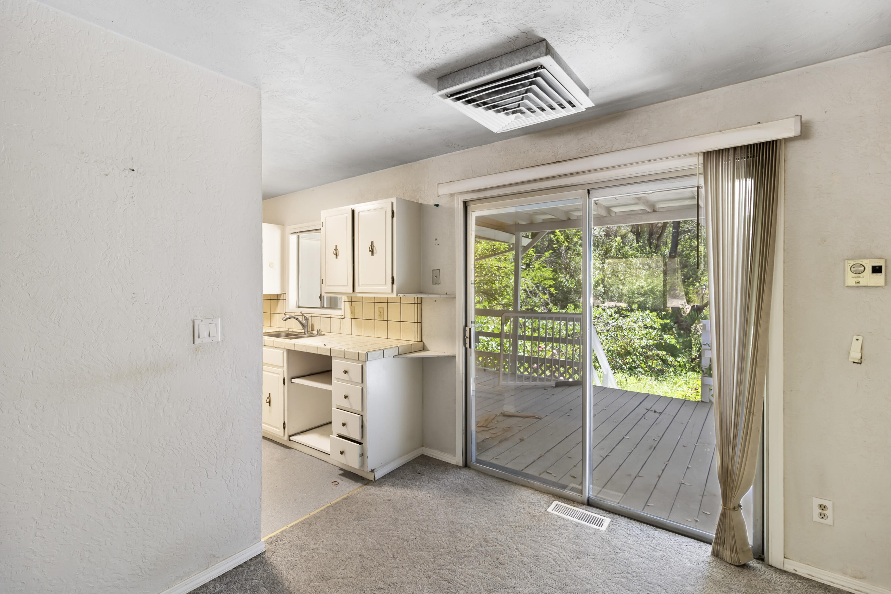 2955 Quartz Hill Road Redding, CA 96003 - Photo 7 of 28 Dining