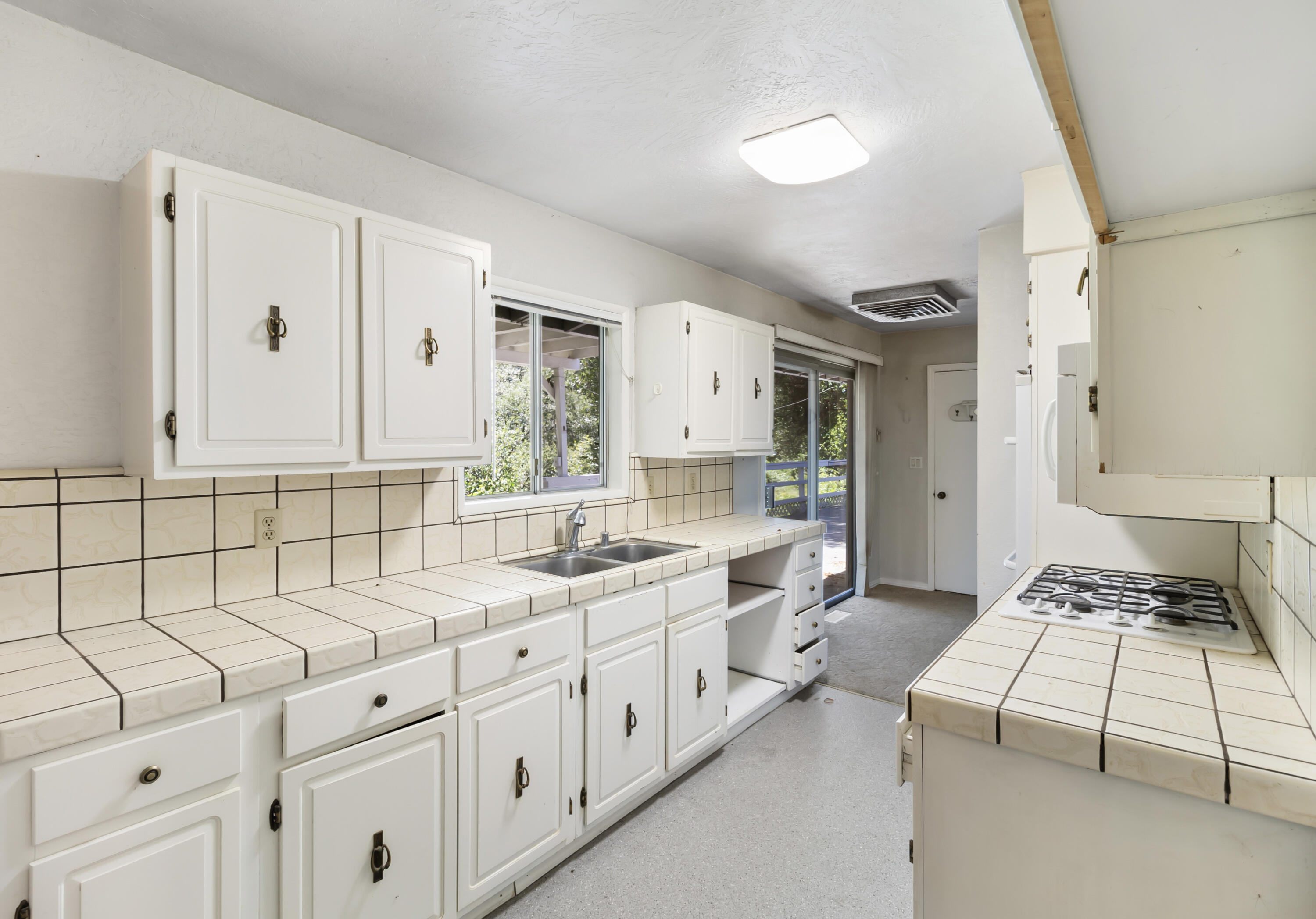 2955 Quartz Hill Road Redding, CA 96003 - Photo 8 of 28 Kitchen
