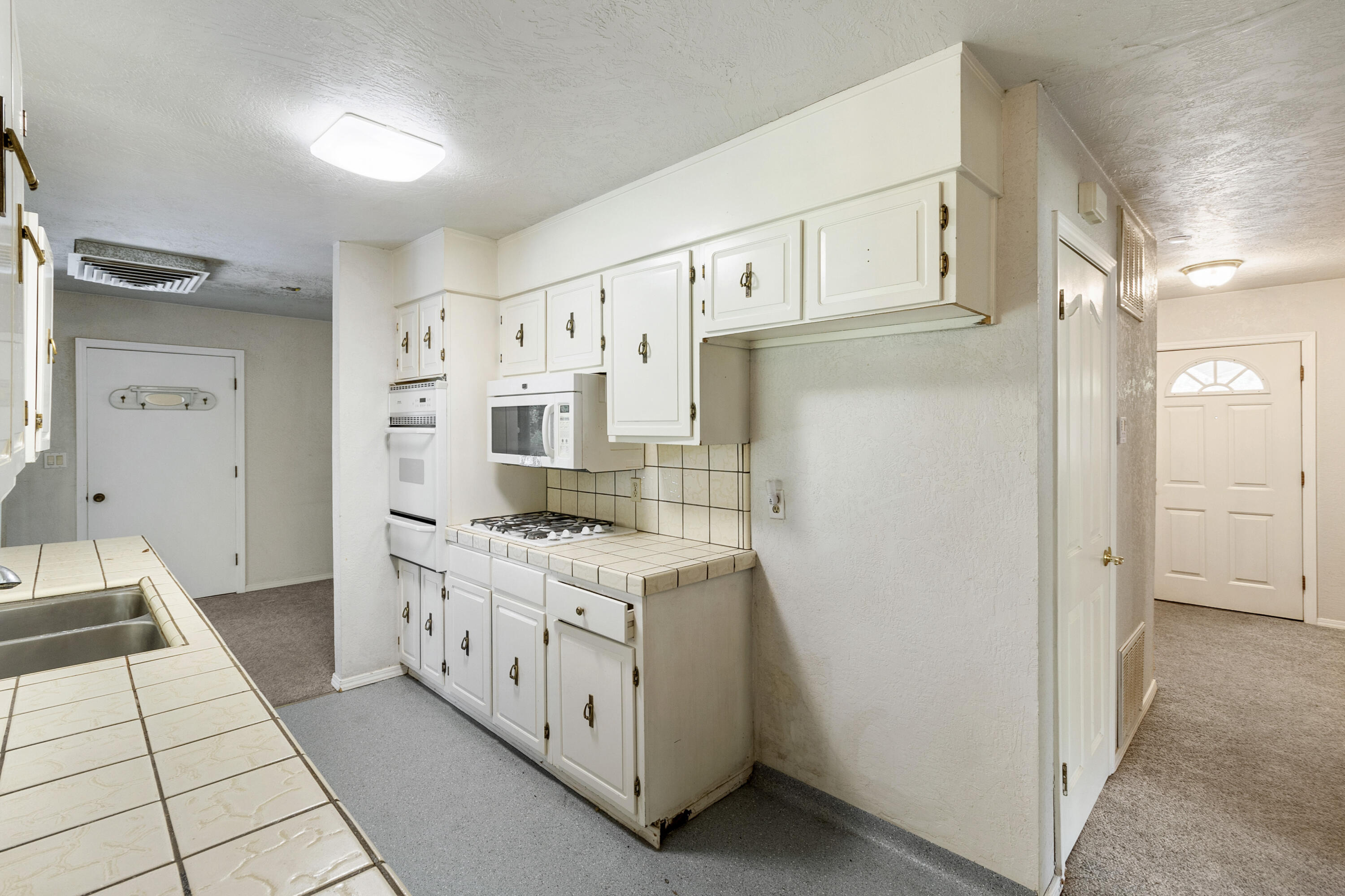 2955 Quartz Hill Road Redding, CA 96003 - Photo 9 of 28 Kitchen