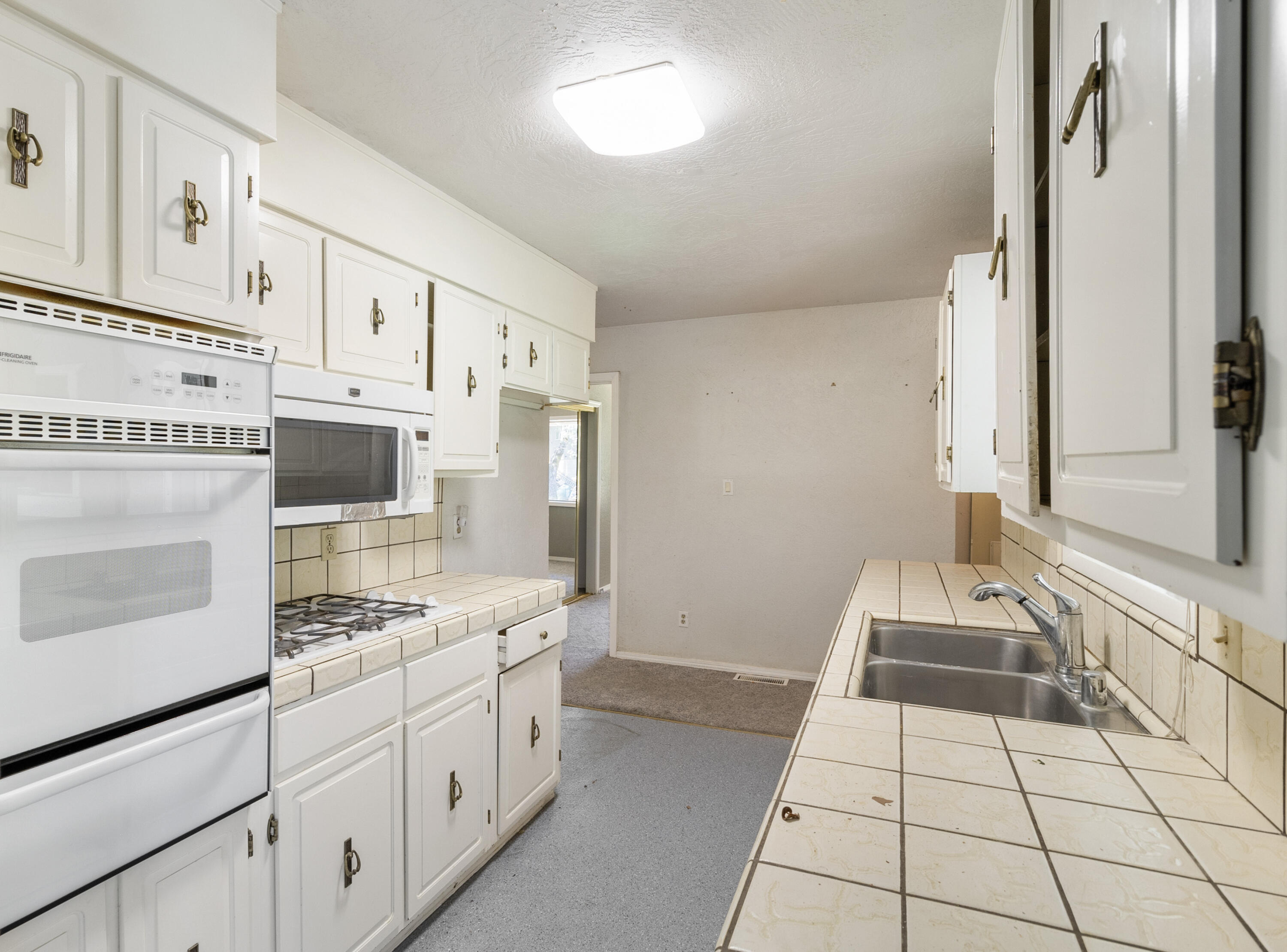 2955 Quartz Hill Road Redding, CA 96003 - Photo 10 of 28 Kitchen