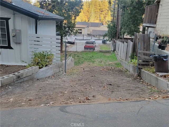 a view of a backyard with a garden and plants