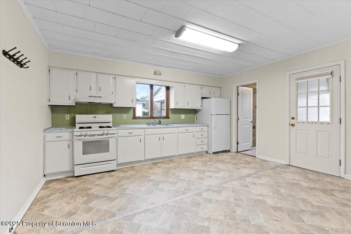 413 New Street Duryea, PA 18642 - Photo 11 of 42 17-Apt 1 Kitchen