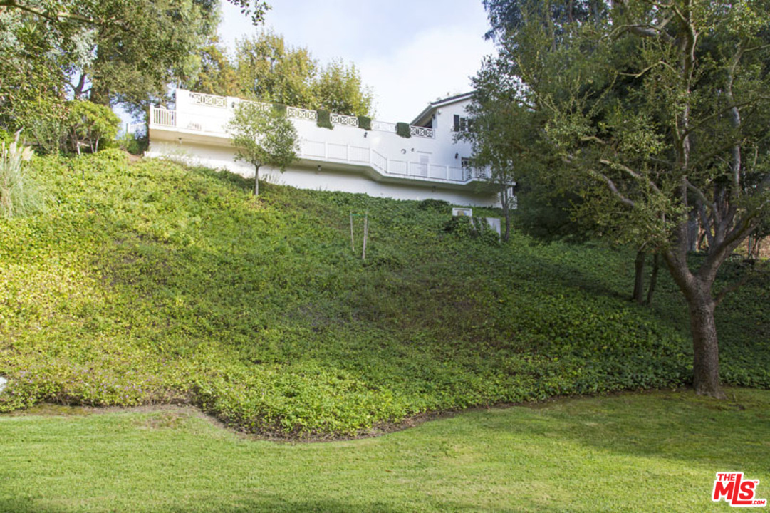 425 North Tigertail Road Los Angeles, CA 90049 - Photo 8 of 17