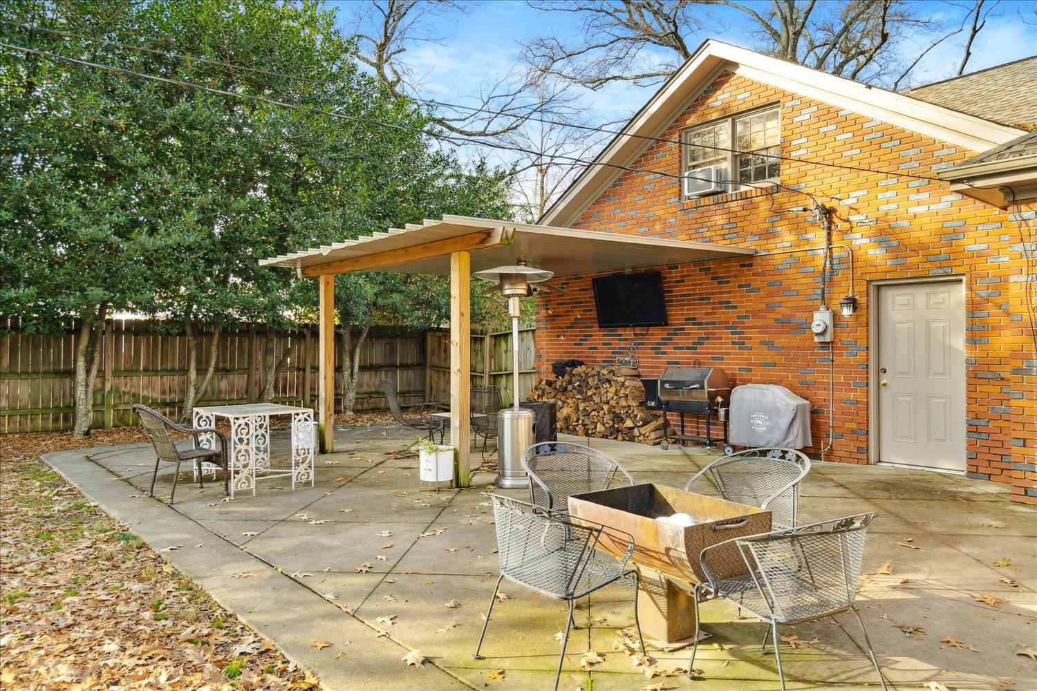 5419 Walnut Grove Road Memphis, TN 38120 - Photo 28 of 29 a view of a patio with table and chairs and potted plants