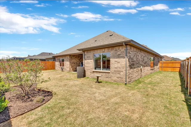 a view of a house with backyard