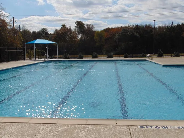 $425,000 | 212 Crystal Lake Drive, DeSoto, TX 75115