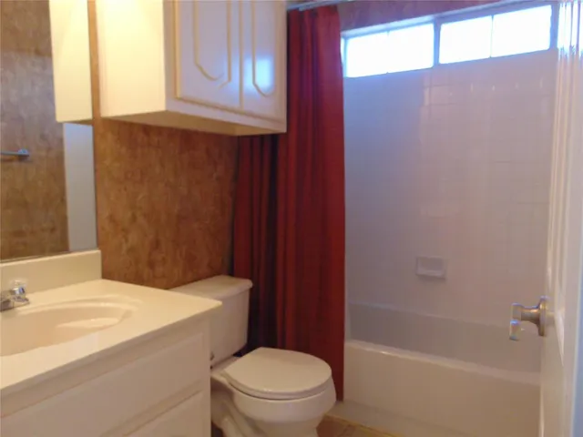 $425,000 | 212 Crystal Lake Drive, DeSoto, TX 75115