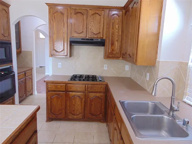 $425,000 | 212 Crystal Lake Drive, DeSoto, TX 75115