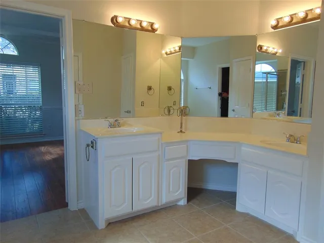 $425,000 | 212 Crystal Lake Drive, DeSoto, TX 75115