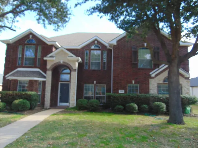 $425,000 | 212 Crystal Lake Drive, DeSoto, TX 75115