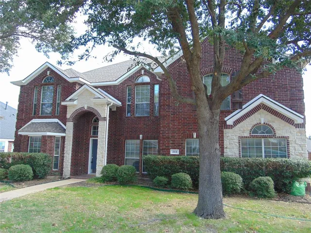 $425,000 | 212 Crystal Lake Drive, DeSoto, TX 75115