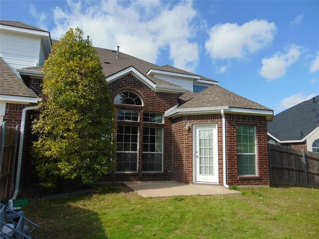 $425,000 | 212 Crystal Lake Drive, DeSoto, TX 75115