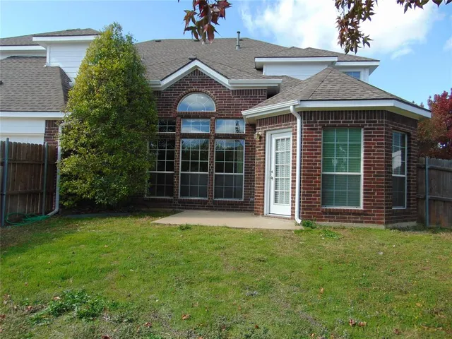 $425,000 | 212 Crystal Lake Drive, DeSoto, TX 75115