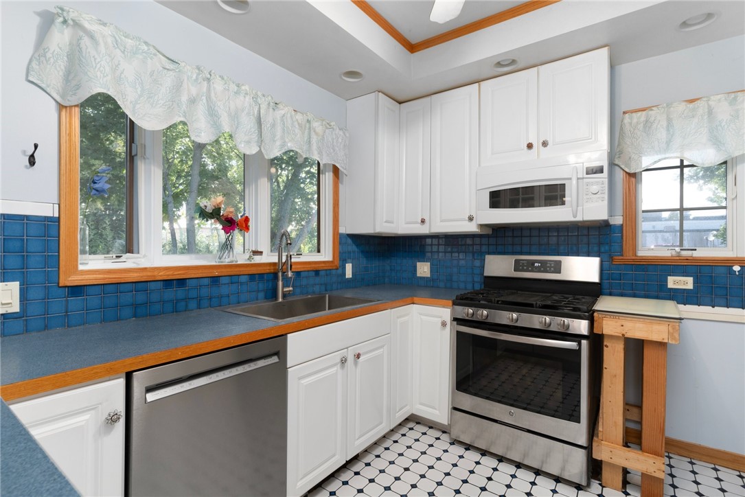 114 Ridgewood Road Middletown, RI 02842 - Photo 11 of 38