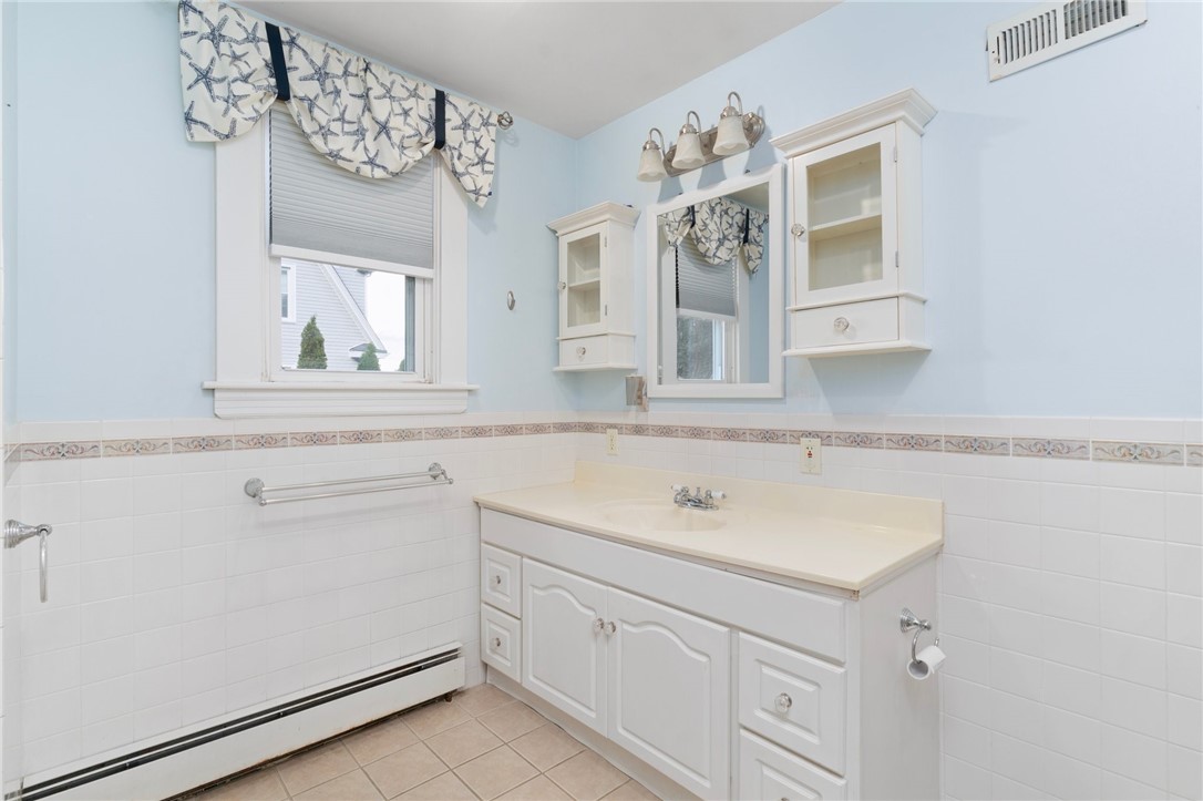 114 Ridgewood Road Middletown, RI 02842 - Photo 16 of 38