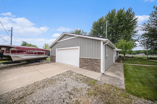 $899,900 | 329 Pamela Circle, Brooklyn, MI 49230